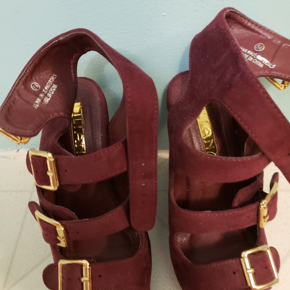 Velvet Gold Accent Wedges